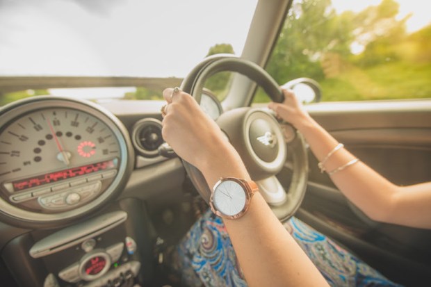 Wypożyczenie samochodu jest proste choć ryzykowne. Jazda po lewej stronie i wąskie drogi nie ułatwiają zwiedzania.